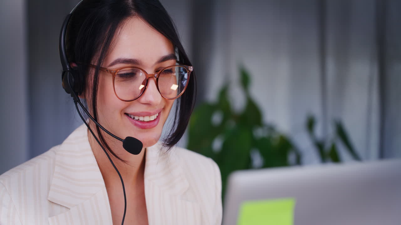 una mujer de soporte al cliente resuelve un problema técnico.