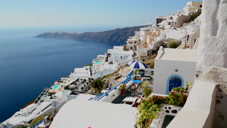 Bunte-Häuser-Säumen-Die-Hänge-Der-Griechischen-Insel-Santorini-4