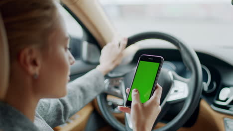 Porträt-Einer-Frau,-Die-Im-Auto-Ein-Greenscreen-Telefon-Benutzt.-Frau-Hält-Smartphone