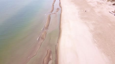 Mar-Báltico-Tranquilo-Y-Costa-Arenosa-De-Lituania,-Vista-Aérea-De-Drones