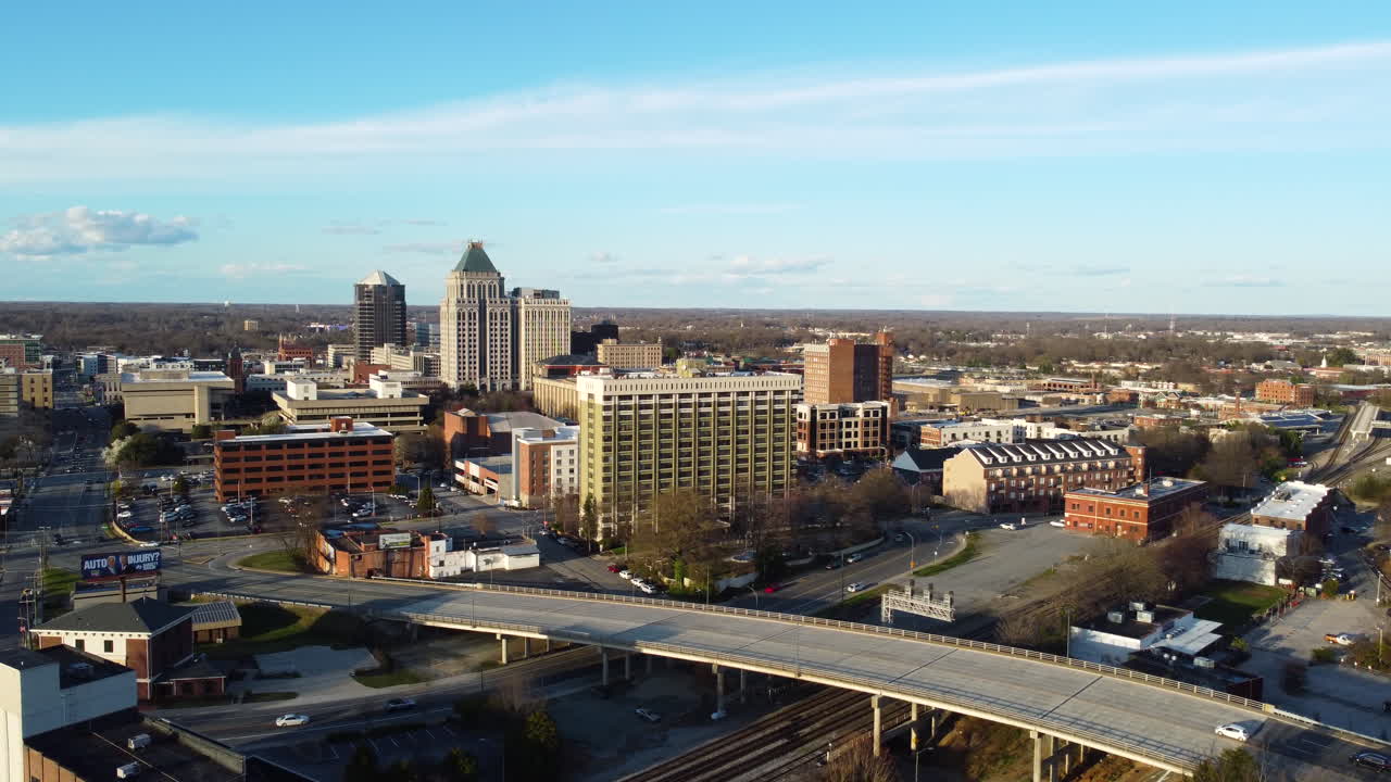 Una ripresa aerea in 4K dello skyline del centro di Greensboro in una giornata limpida. La scena mostra il vivace paesaggio urbano, evidenziandone l'architettura e il paesaggio circostante