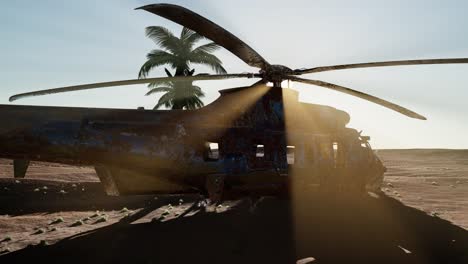 viejo helicóptero militar oxidado