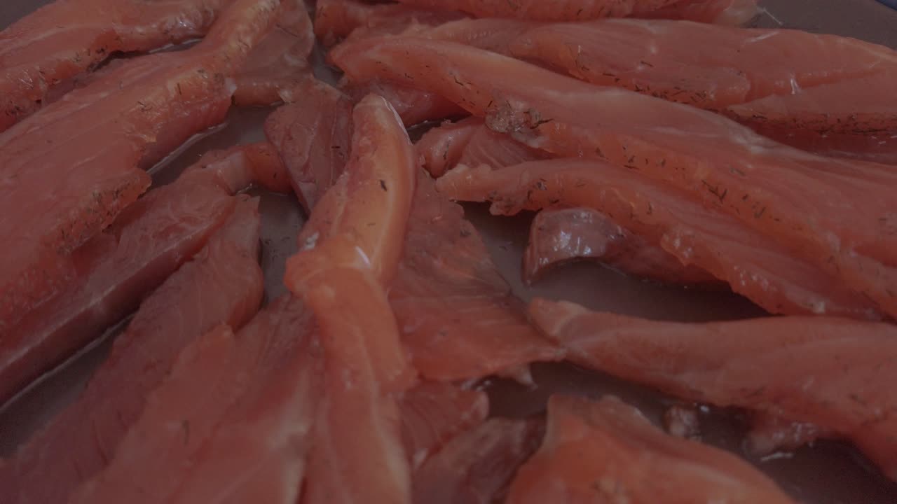 접시에 절인 생 연어 스트립의 근접 촬영