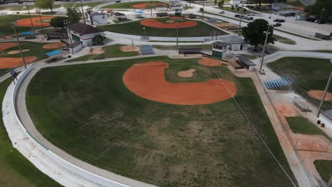 Clip-De-Drone-Rápido-Alrededor-De-Los-Increíbles-Campos-De-Béisbol-Públicos-Del-Distrito-De-Parques-De-Sarasota