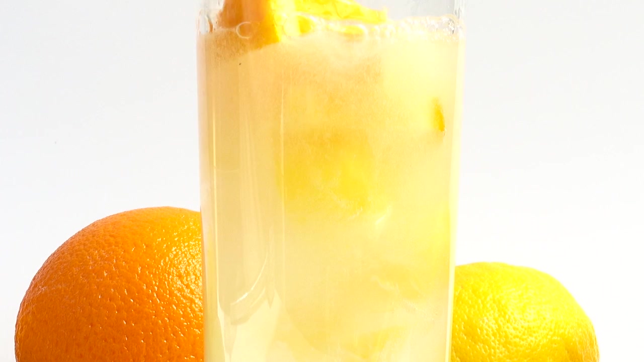 Preparazione di limonata con ghiaccio e arancia