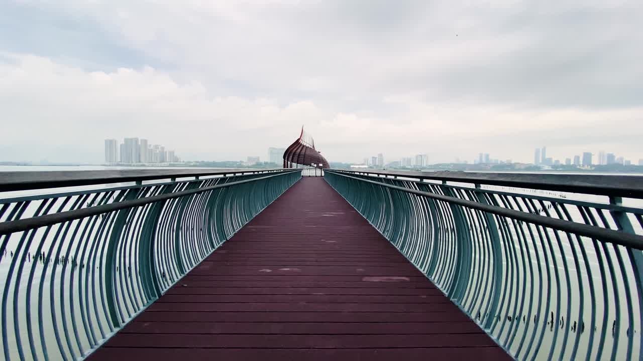 vista panorámica en el muelle de eagle point y la cápsula de observación en la reserva de humedales sungei buloh, singapur