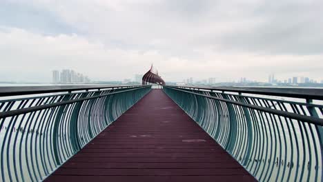 Vista-Panorámica-En-El-Muelle-De-Eagle-Point-Y-La-Cápsula-De-Observación-En-La-Reserva-De-Humedales-Sungei-Buloh,-Singapur