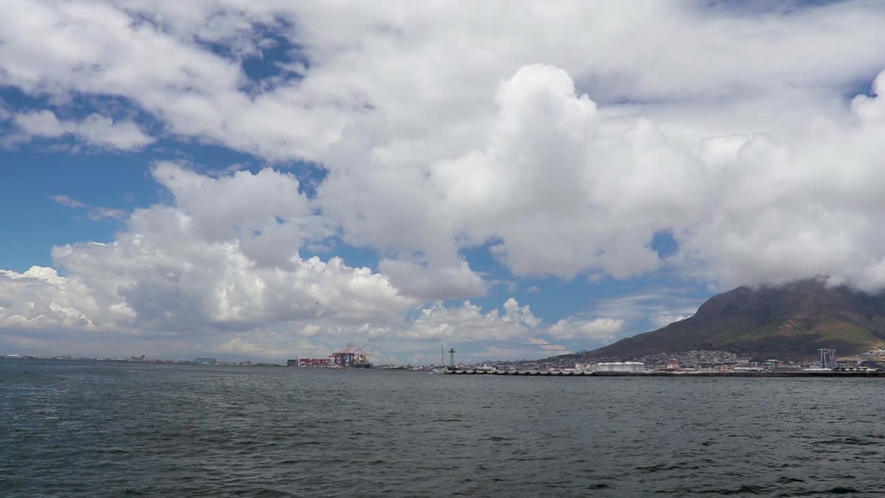 双胴船の後ろで泡立っている水跡を明らかにする流し撮り