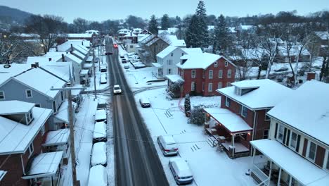 Verschneite-Straße-Mit-Malerischen-Verschneiten-Häusern