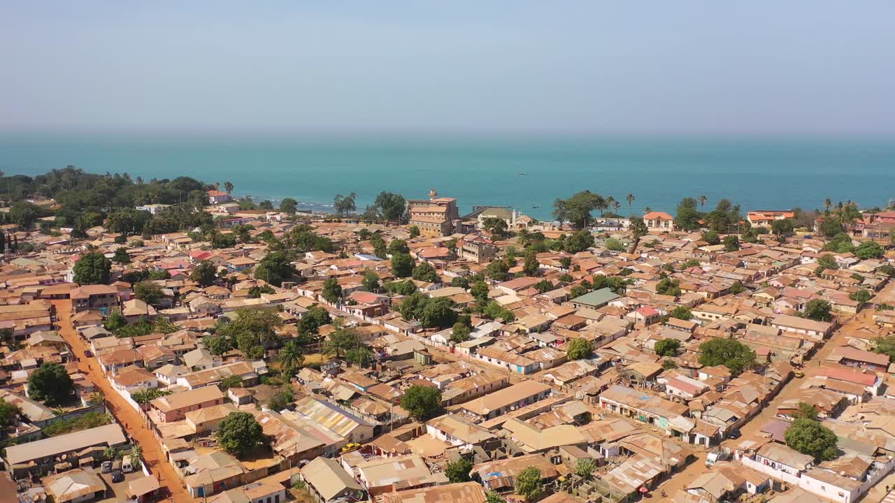 buenas vistas aéreas de una ciudad costera en el oeste de áfrica, banjul, gambia 1