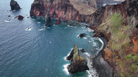 Un-Dron-Que-Se-Inclina-Hacia-Abajo-Revela-Los-Espectaculares-Acantilados-Marinos-De-Ponta-De-São-Lourenço,-Madeira