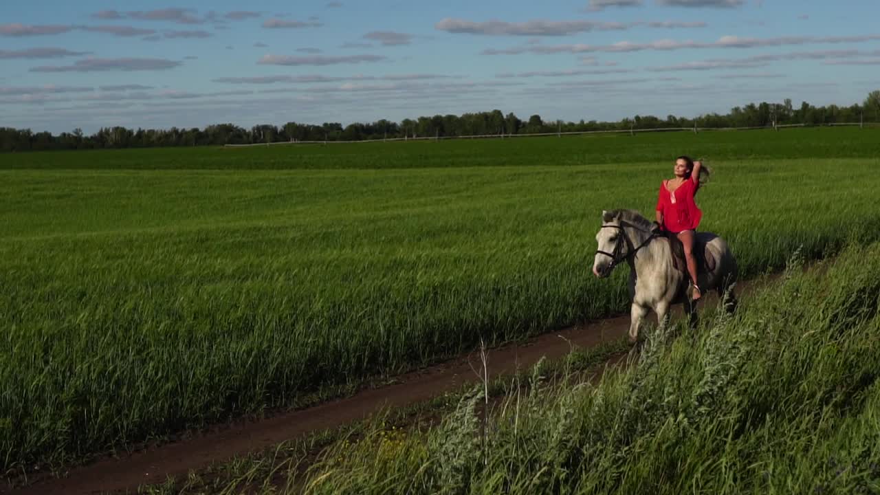 mujer montando un caballo en un campo