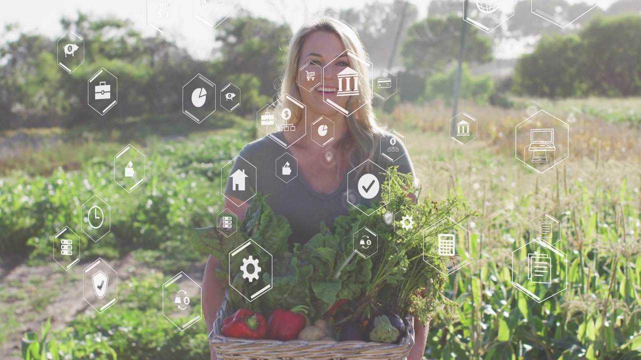 Donna che alza lo sguardo verso la telecamera mentre tiene un cesto, icone esagonali che evidenziano i prodotti agricoli.