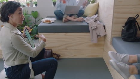 사업가 들 이 모여 브레인스토밍 을 하는 관리자 들 태블릿 컴퓨터 를 사용하는 여자 들 이 창의적 인 팀 에게 아이디어 를 제시 하고 다양한 사무실 프레젠테이션 에서 스크린 에서 마케팅 프로젝트 전략 을 보여 주는 것