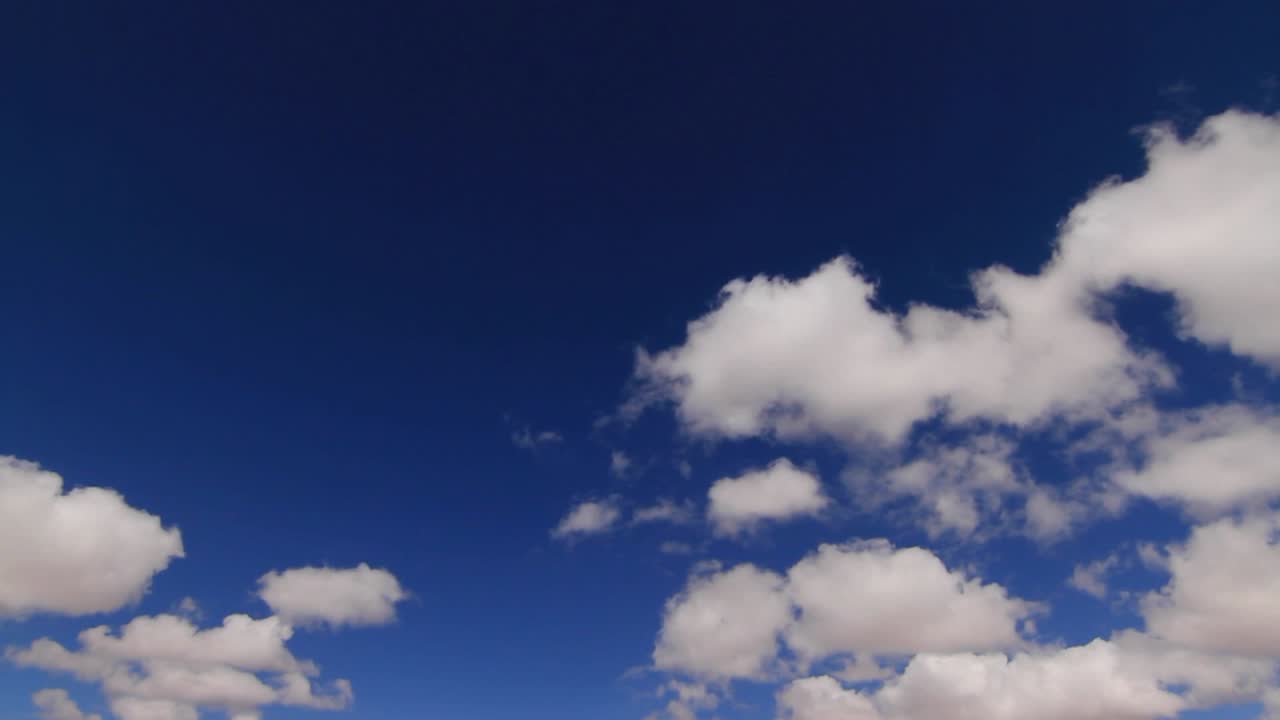 inclinarse hacia abajo desde las nubes hasta el valle asustado