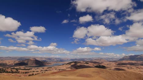 Kippe-Von-Wolken-Ins-Verängstigte-Tal