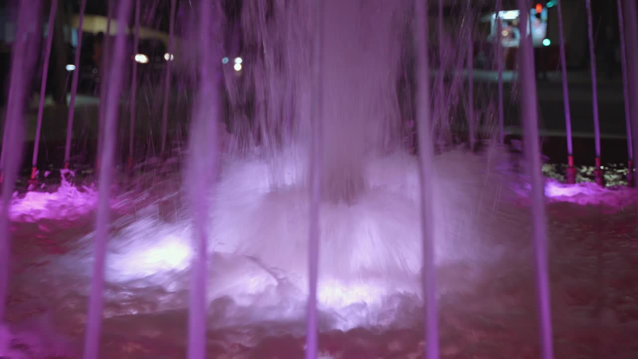 fuente de agua salpicando en la noche
