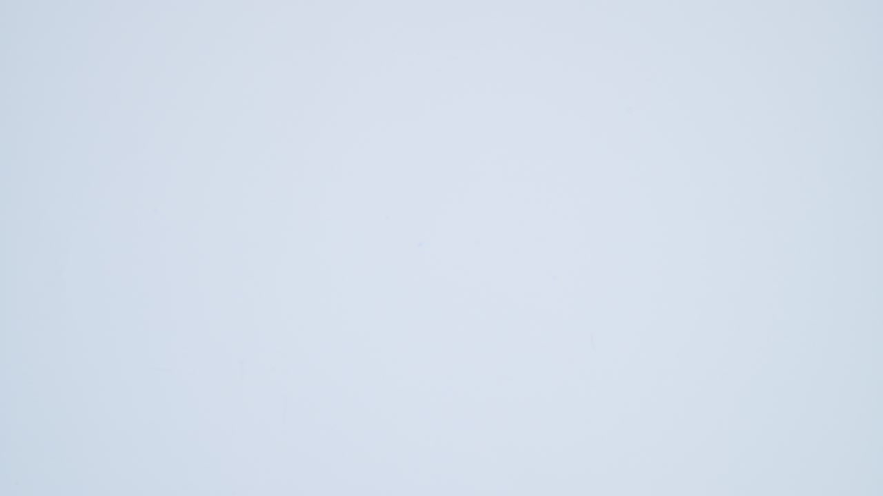 los libros de tapa dura antiguos en colores vibrantes aparecen en la mesa.