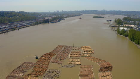 vista aérea de las barreras de troncos flotando en el río fraser en vancouver, columbia británica