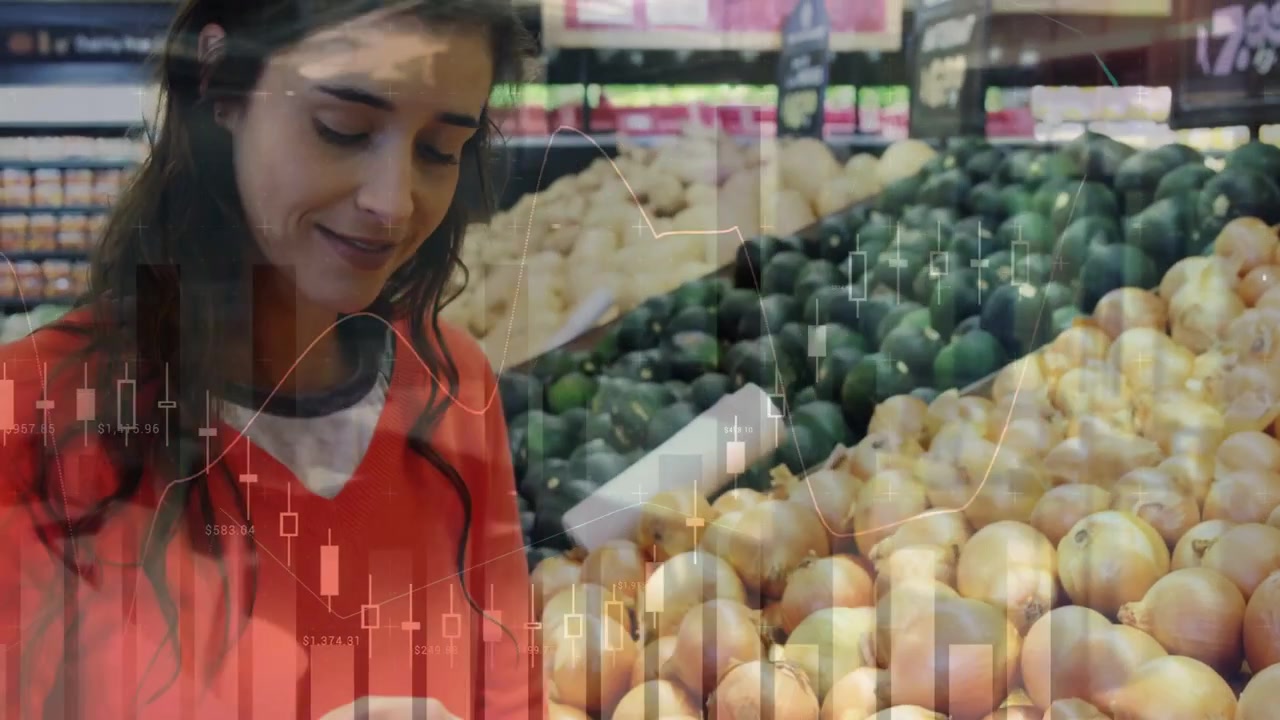 Mujer metiendo la mano en un contenedor de cebollas, revisándolas y eligiendo las frescas, mientras gráficos financieros se superponen en la escena.