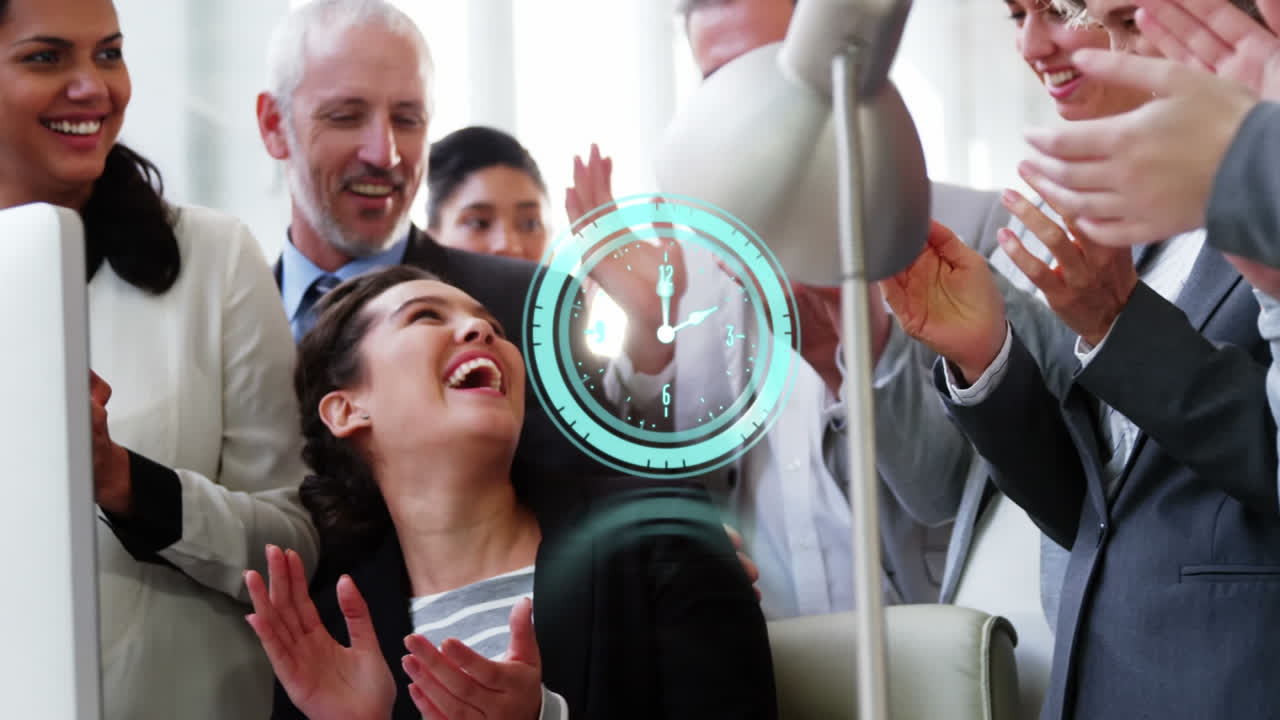 animación del reloj más feliz diversos colegas de negocios masculinos y femeninos aplaudiendo en la oficina