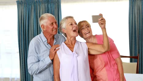Jubilado-Tomando-Selfie-En-Teléfono-Móvil