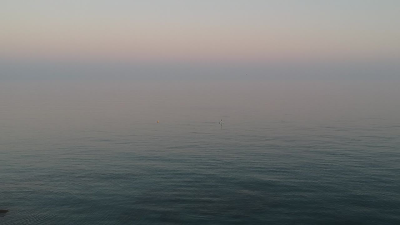 스페인 안달루시아 마르베야의 남부 스페인 해변에서 무인 항공기가 있는 공중 전망, 맑은 물에 잔잔한 파도