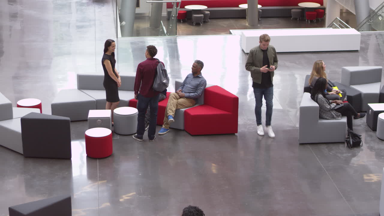 студенты общаются и встречаются в вестибюле университета, снято на r3d