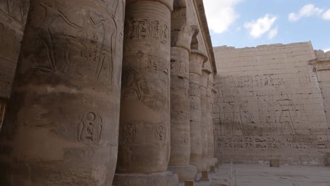 Alte-ägyptische-Hieroglyphen-Und-Reliefs-Auf-Säulen-Und-Wänden-Des-Tempels-In-Luxor