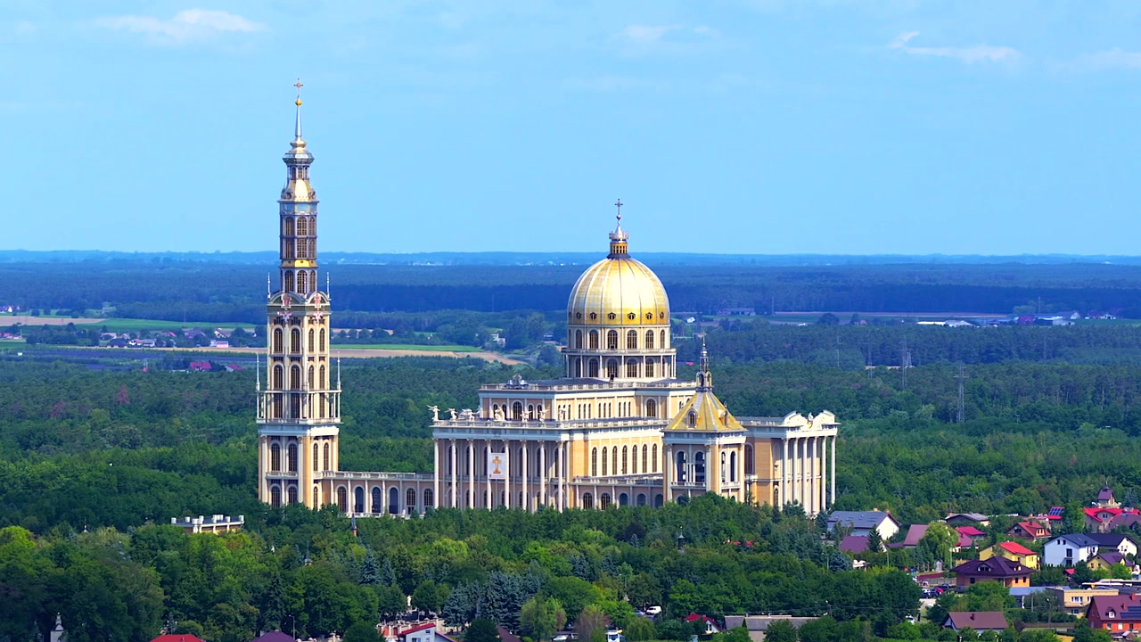 Vista aérea da magnífica Basílica de Nossa Senhora de Lichen, um importante destino de peregrinação católica polonesa, cercada por floresta verde