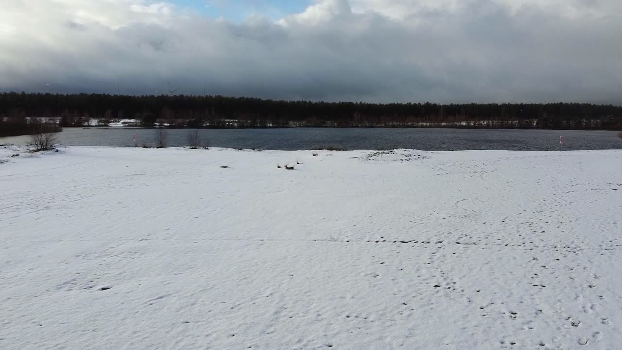 눈으로 인 호수의 모래 해변 위의 공중, 겨울 풍경 벨기에, 로멜세 사하라