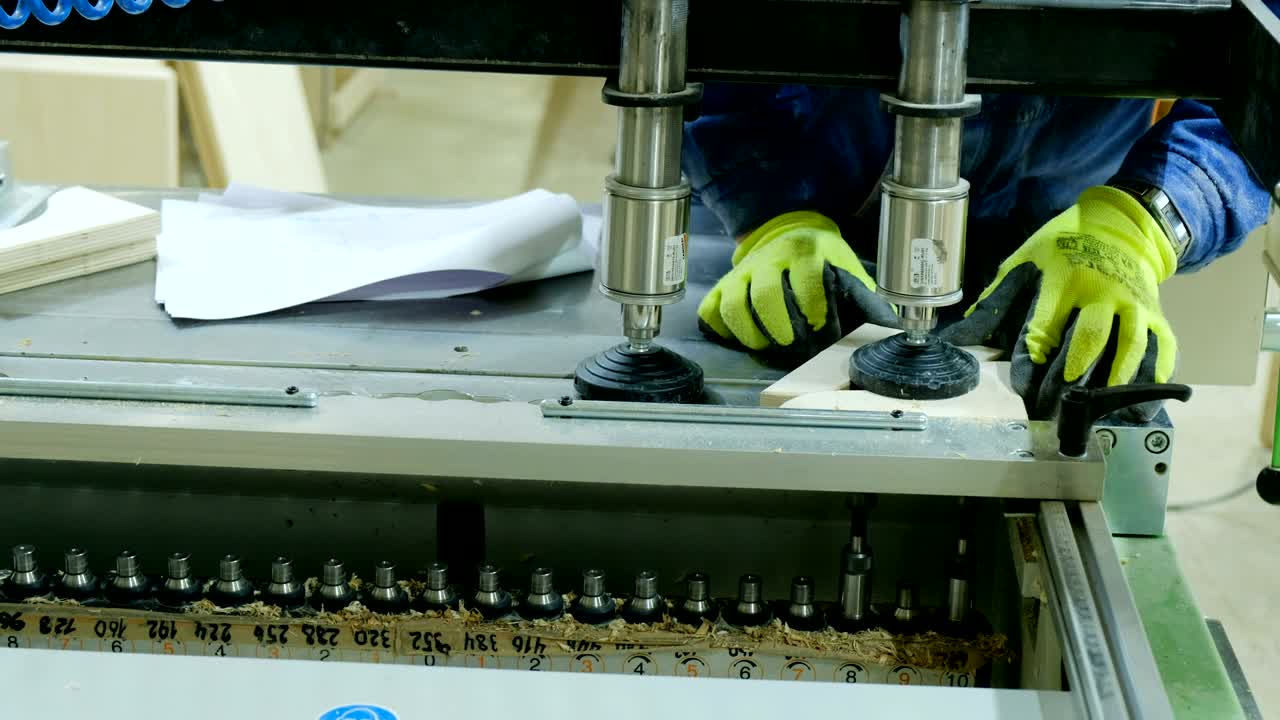 aditivo de detalles de muebles en la máquina de carpintería moderna