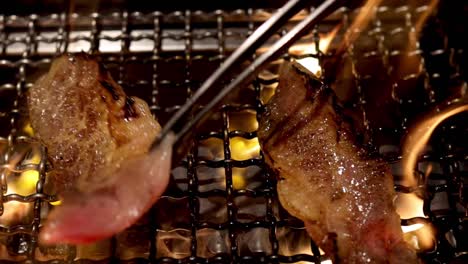 bistec siendo asado sobre llamas ardientes de barbacoa