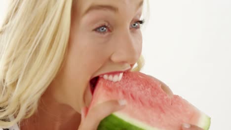 hermosa mujer comiendo sandía