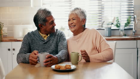 Pareja-Mayor,-Riendo-Y-Uniéndose-En-La-Cocina