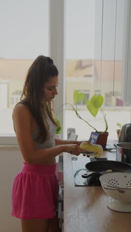 mujer cocinando en una cocina moderna