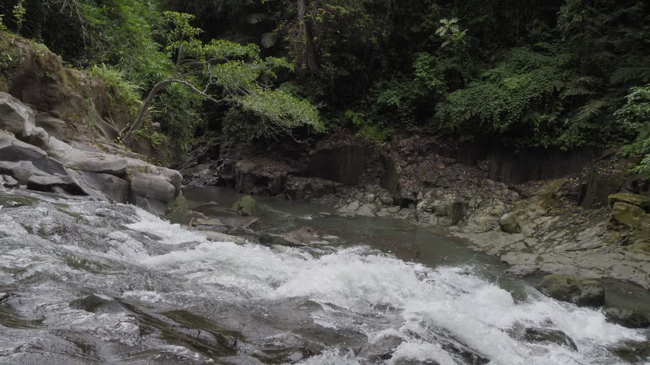 Cascata Goa Rang Reng sull'isola di Bali in Indonesia con un piccolo ruscello sullo sfondo