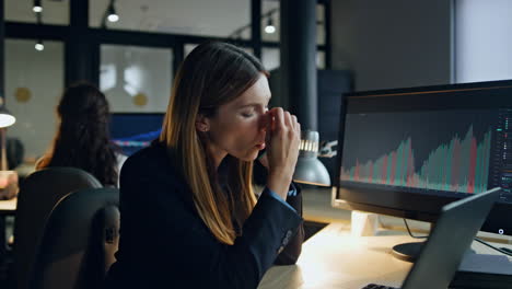 Frustrated-manager-talking-mobile-phone-in-lamp-light.-Upset-businesswoman-work