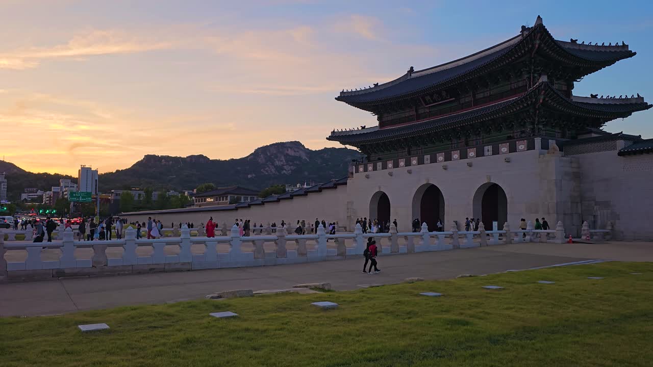Sunset at Gwanghwamun Gate, Gyeongbokgung Palace in Seoul, South Korea