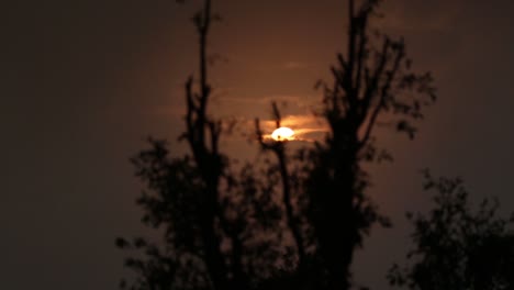 hermosa vista del atardecer en el himalaya