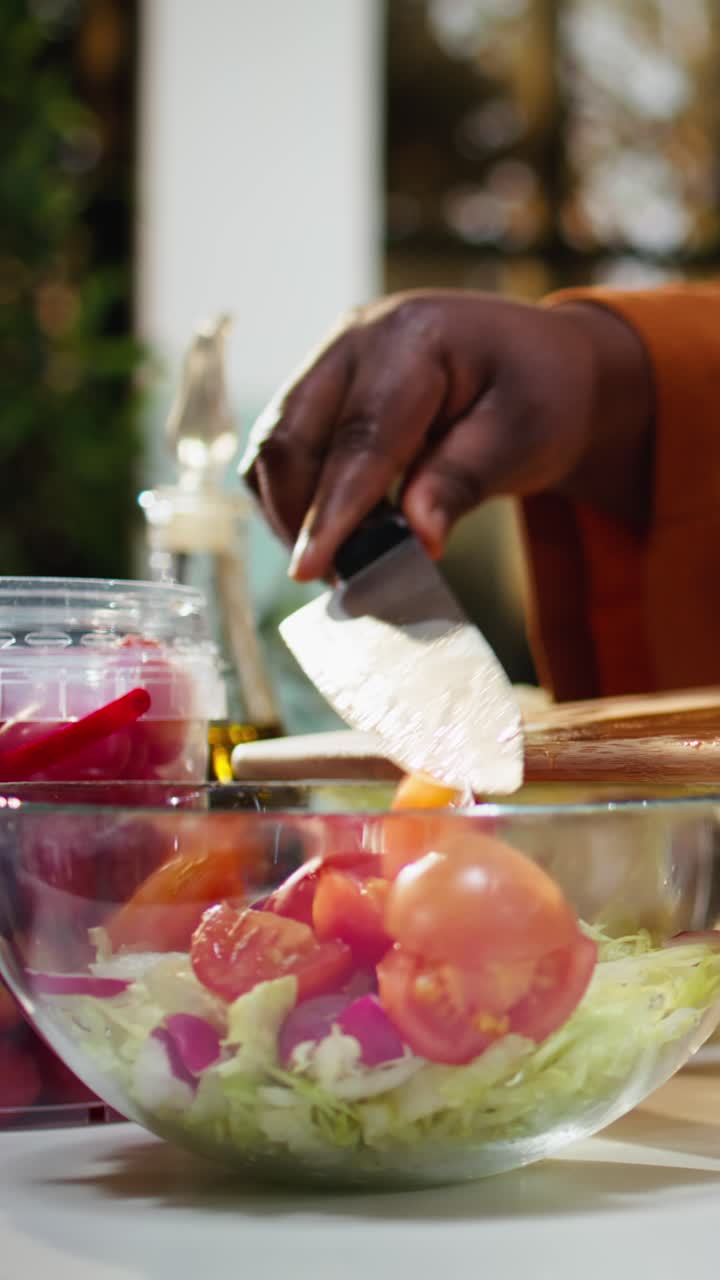 Video verticale Vlogger di cucina, taglia pomodorini, ricetta insalata sul bancone