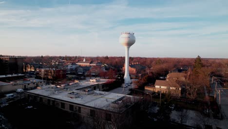 Dron-En-Aumento-Que-Muestra-La-Torre-De-Agua-De-Libertyville,-Illinois-Al-Atardecer