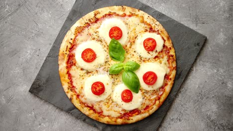Hausgemachte-Pizza-Mit-Tomaten-Mozzarella