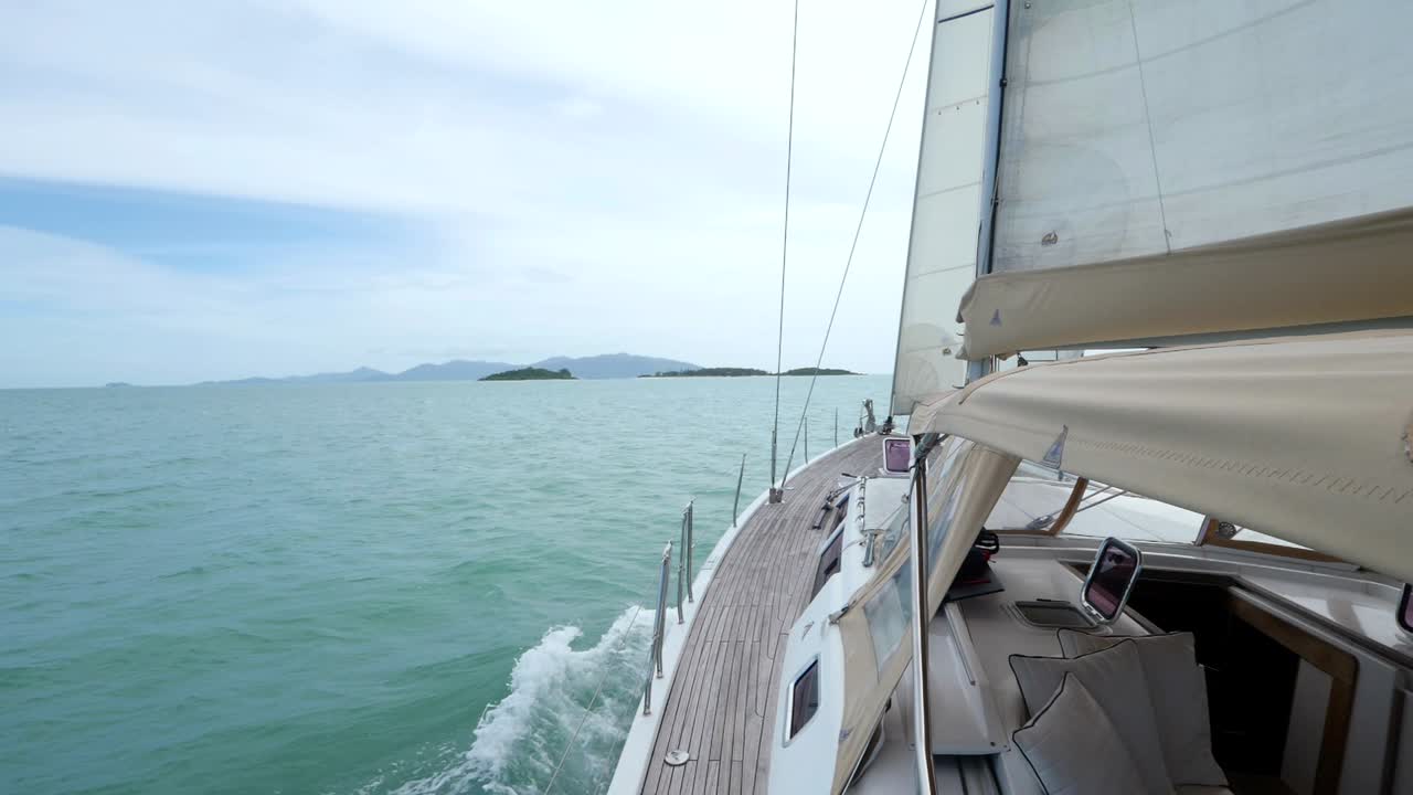 Meereslandschaft und Horizont des Distrikts Ko Pha-ngan, Surat Thani, Thailand, von einem fahrenden Boot aus gesehen