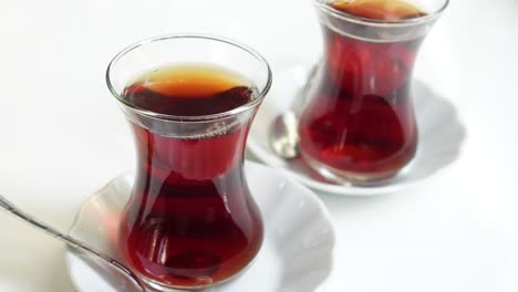 Traditioneller-Türkischer-Tee-Auf-Weißem-Tisch