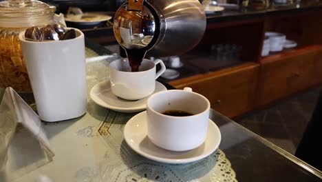 el café se vierte en una taza.
