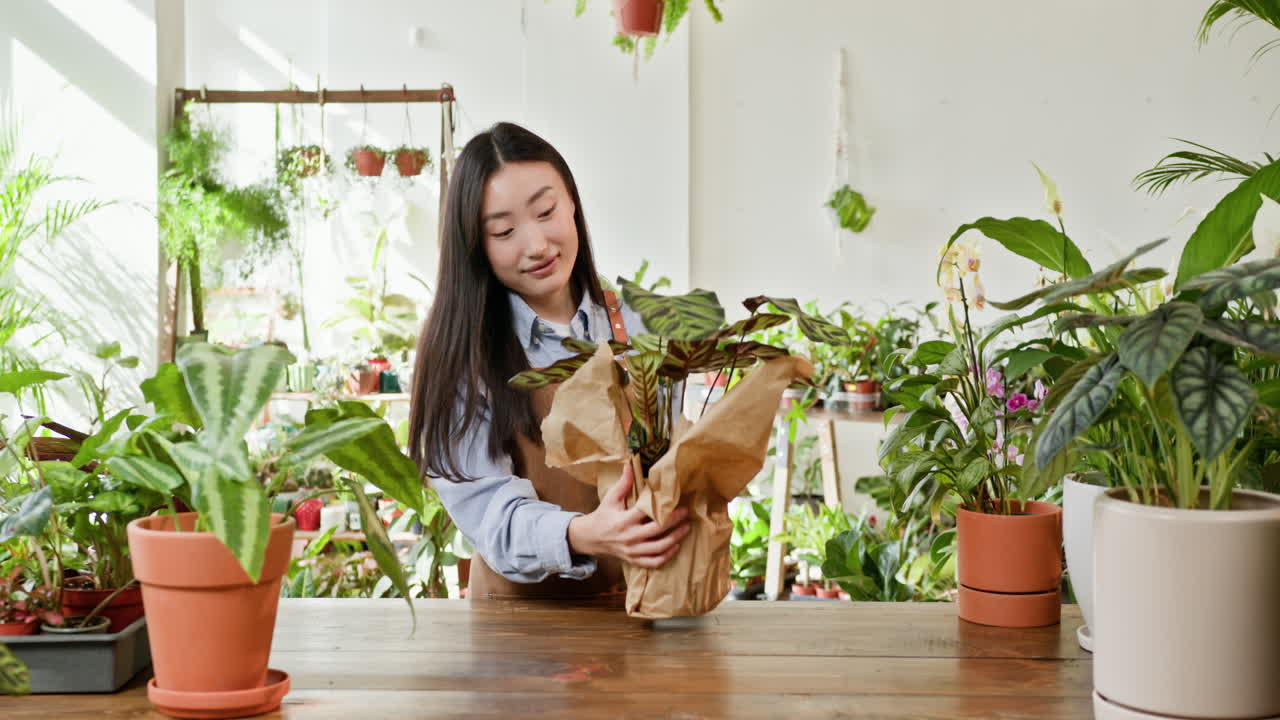 식물 가게 에서 일 하는 여자