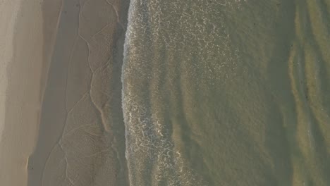 Ondas-Ondulantes-De-Ensueño-En-La-Vista-Ascendente-Aérea-De-La-Costa