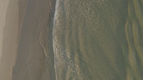 ondas ondulantes de ensueño en la vista ascendente aérea de la costa