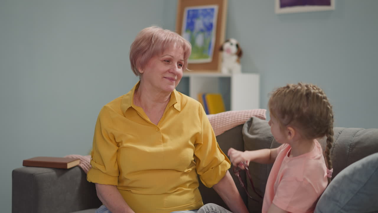 chica se quita las gafas de una anciana cansada
